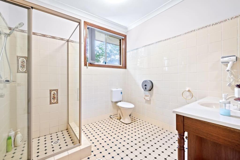 Tranquil Queen Room - Nearby Transport And Stores - Shared Bathroom Pymble Exterior foto